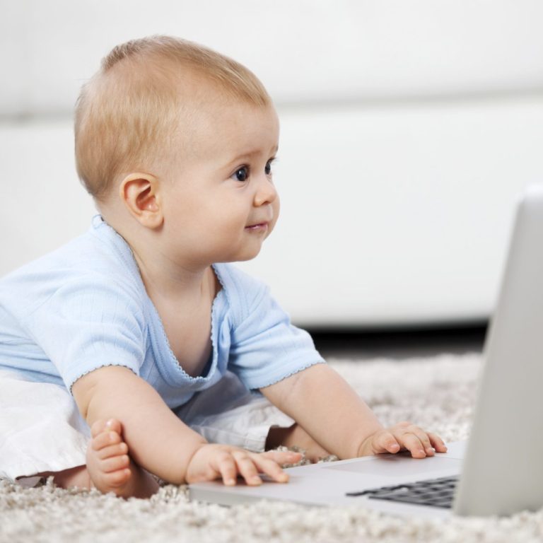 Baby vor einem Laptop